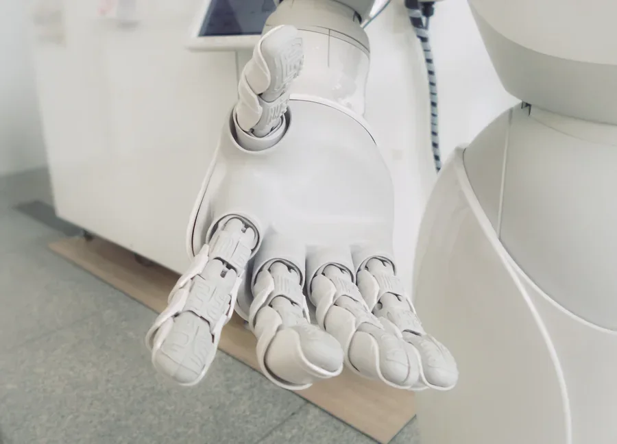 Personne interagissant avec un assistant digital
