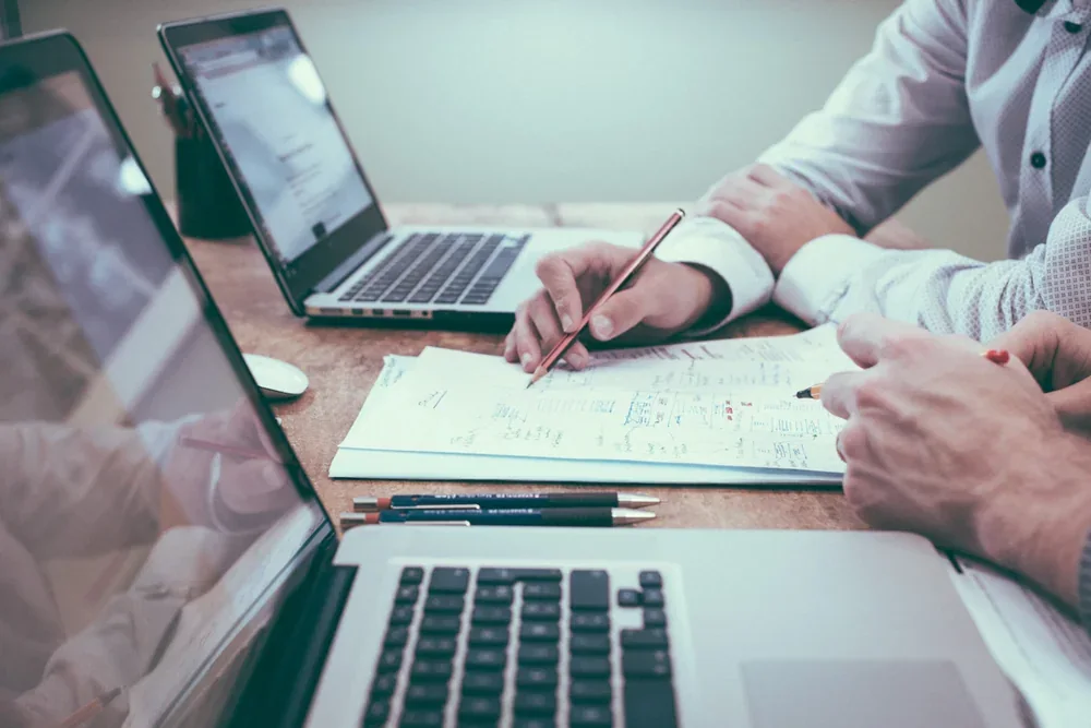 Table de réunion financière avec rapports ERP